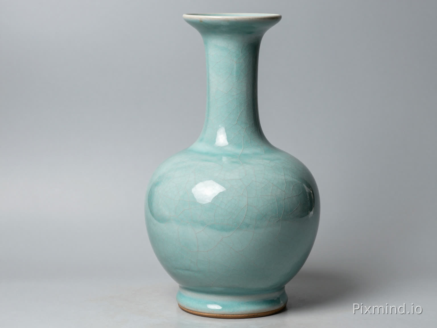 中国古代风格,青绿色,长颈圆腹形状,陶瓷材质,9成新。宽约20cm,高50cm,厚20cm。表面施有一层温润如玉的青色釉面,釉面带有细密的冰裂纹理。瓶口呈喇叭状,瓶腹圆润饱满。底部没有多余的花纹装饰,整体造型古朴典雅,是放置在室内用于装饰或插花的贵重瓷器,极具传统艺术美感。