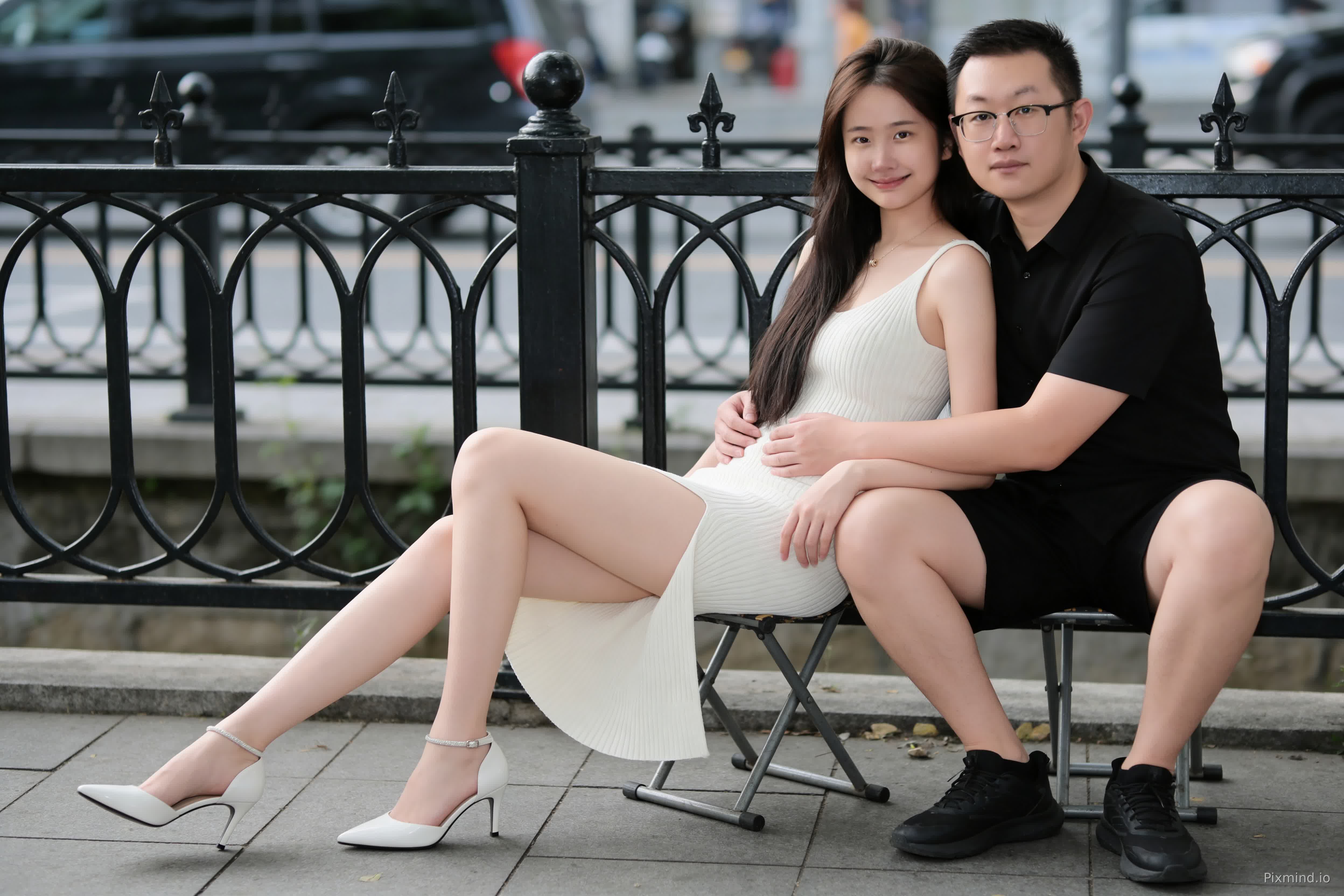 图3背景;女生(女生身着图3服饰高开叉,头发长一点穿着白色细高跟皮鞋)坐在凳子上,男生穿着黑色短袖短裤坐在女生旁边搂着女生。女生长发看着镜头。女生的身材匀称,展示光滑白嫩修长的双腿。摄影风格写实细腻、专业高级,超清画质下人物细节拉满。不要生成多余的错误的肢体。女生双腿纤细修长笔直,大师级摄影作品。不要光影效果。女生伸直双腿。全景拍摄。