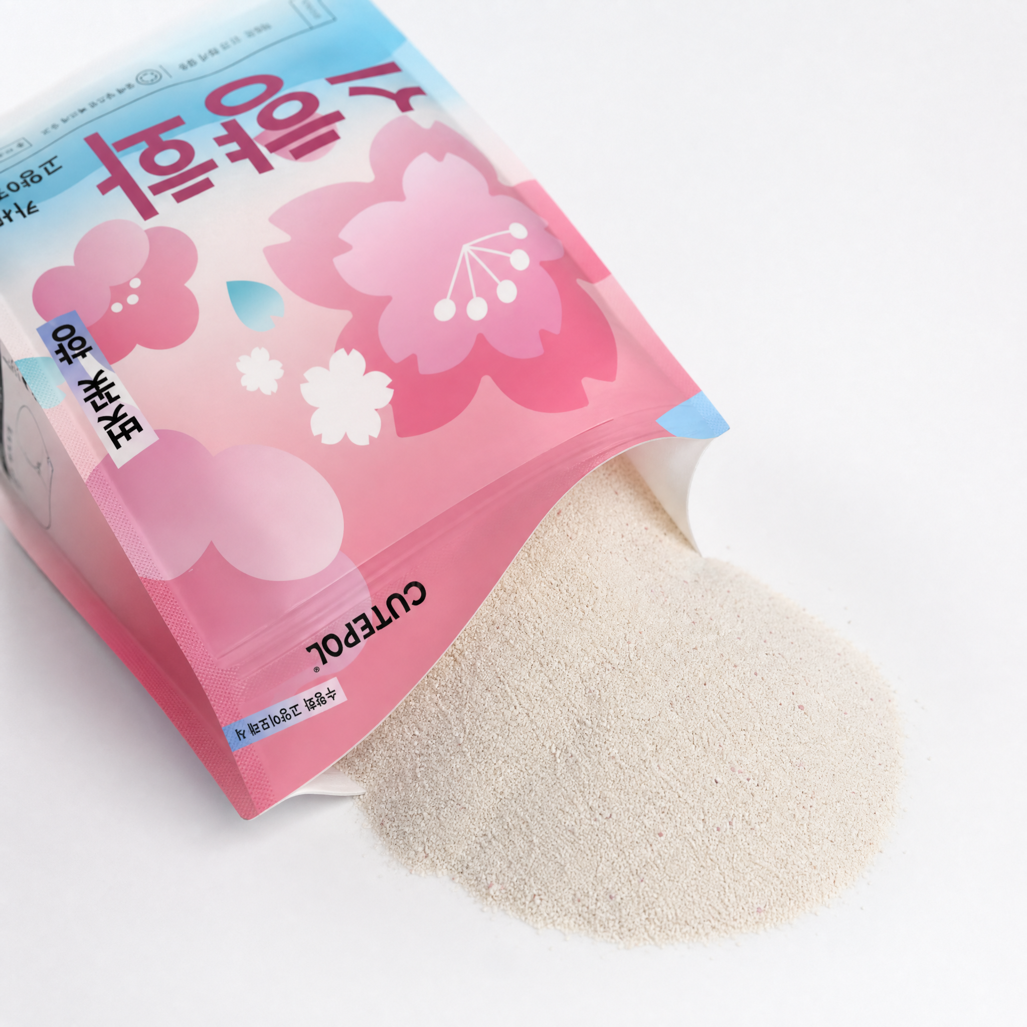 电商宠物用品写实摄影,斜 45° 侧俯视角度,白色纯净背景。主体为沙子袋(图一),袋口敞开,露出奶白色沙子。保持包装上的文字清晰不变形,整体为 ins 风高级质感,低饱和干净色调,均匀柔和自然光,浅景深突出猫砂细腻质感与包装设计,画面通透清爽,传递产品环保、无粉尘的特点。