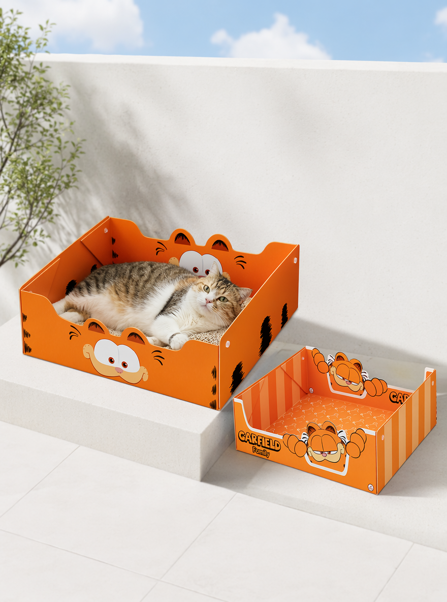 干净简约加菲猫联名猫砂盆组合展示图，浅色白色户外场景，放两款猫砂盆（图二图三），其中大猫砂盆内（图三），有一只比较大比较胖的猫躺在布满奶白色混合猫砂内，主要展现出猫砂盆大并且高的特性