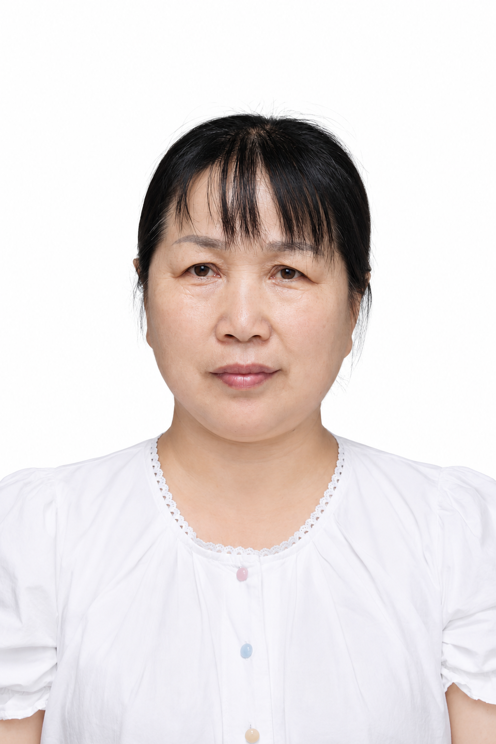 证件登记照，保留人物原有五官、脸型、容貌完全不变，不修改面部特征。优化面部光影均匀，去除面部杂乱阴影，磨皮自然，保留皮肤真实质感，不过度美颜。调整照片清晰度，修复噪点，对焦干净。纯白均匀证件照背景，背景无杂色。正面平视，头部端正，标准登记照构图，色…