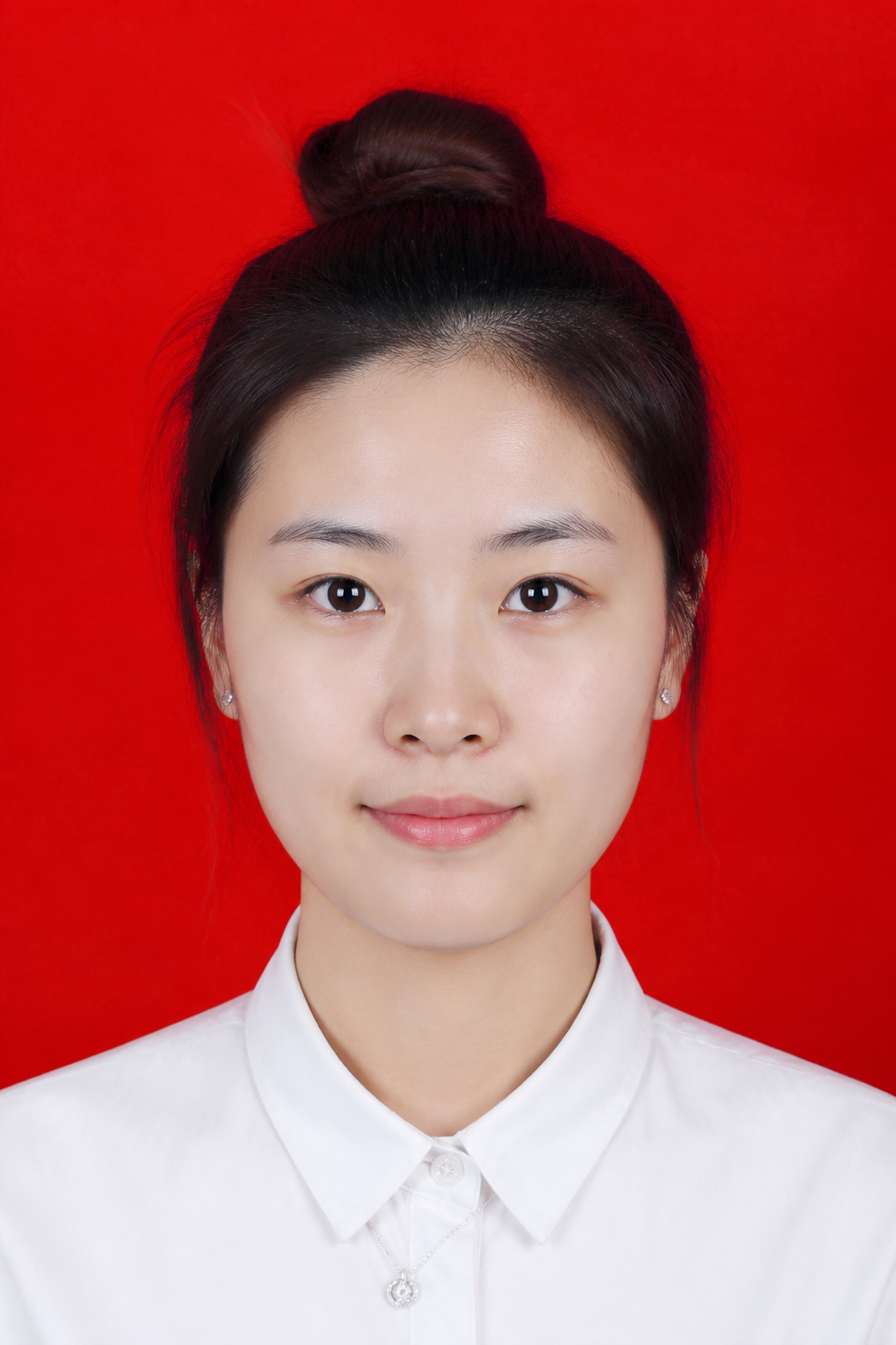 证件登记照，保留人物原有五官、脸型、容貌完全不变，不修改面部特征。优化面部光影均匀，去除面部杂乱阴影，磨皮自然，保留皮肤真实质感，不过度美颜。调整照片清晰度，修复噪点，对焦干净。纯白均匀证件照背景，背景无杂色。正面平视，头部端正，标准登记照构图，色…